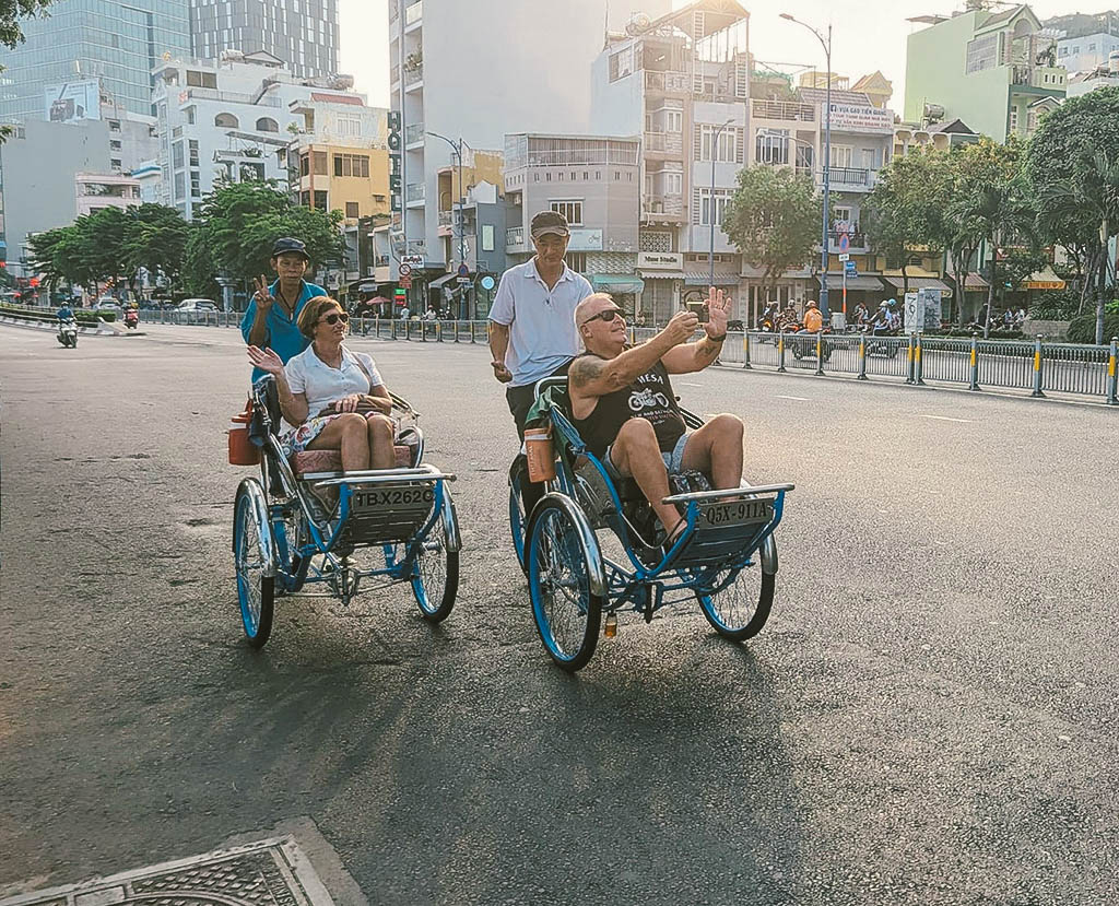 TourGuideinSaigon-home-banner (2)
